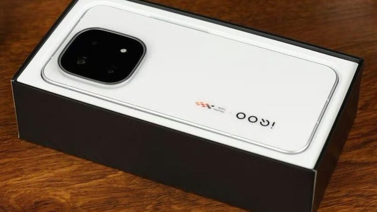 iQOO 15 5G official design and key specs revealed with 7,000mAh battery and Snapdragon 8 Elite chipset