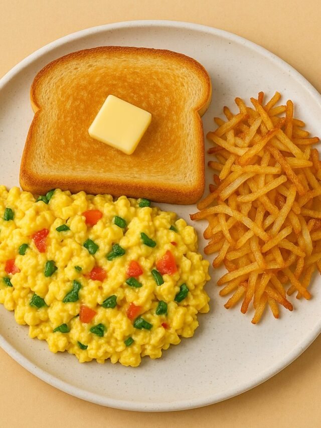 Easy American Breakfast Recipe: A Quick & Delicious Morning Meal for Busy People 5 Easy American breakfast recipe with egg toast and crispy hash browns plated for serving