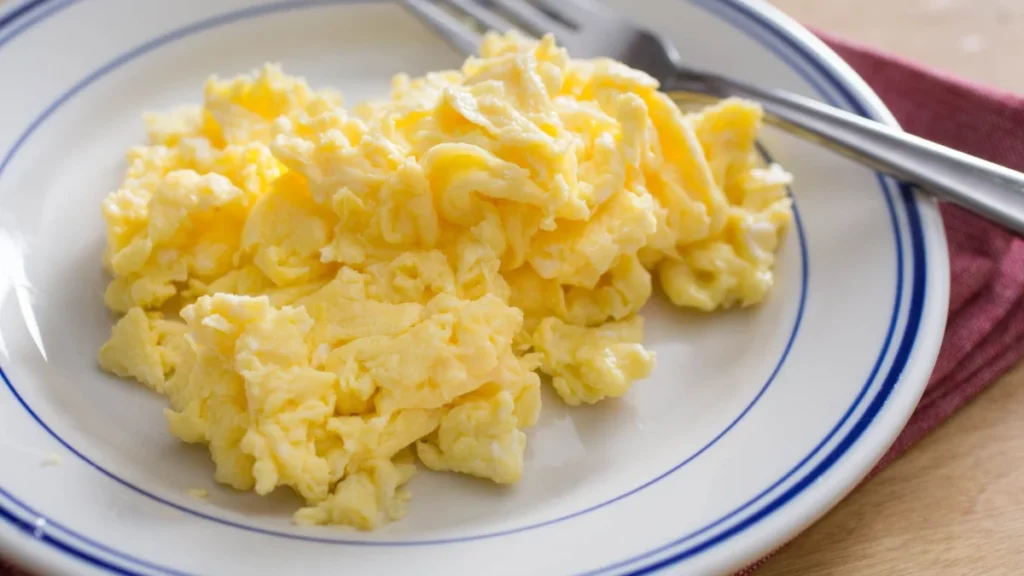 Classic scrambled eggs served with toast – easy 5-minute American breakfast recipe