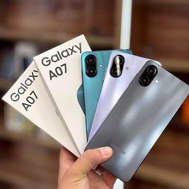 Samsung Galaxy A07 Under ₹10,000: Price in India, Features & Full Specs 1 Samsung Galaxy A07 smartphone in multiple color variants showing rear camera design and retail box